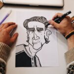 Artiste dessinant à l’encre un personnage de bande dessinée sur papier
