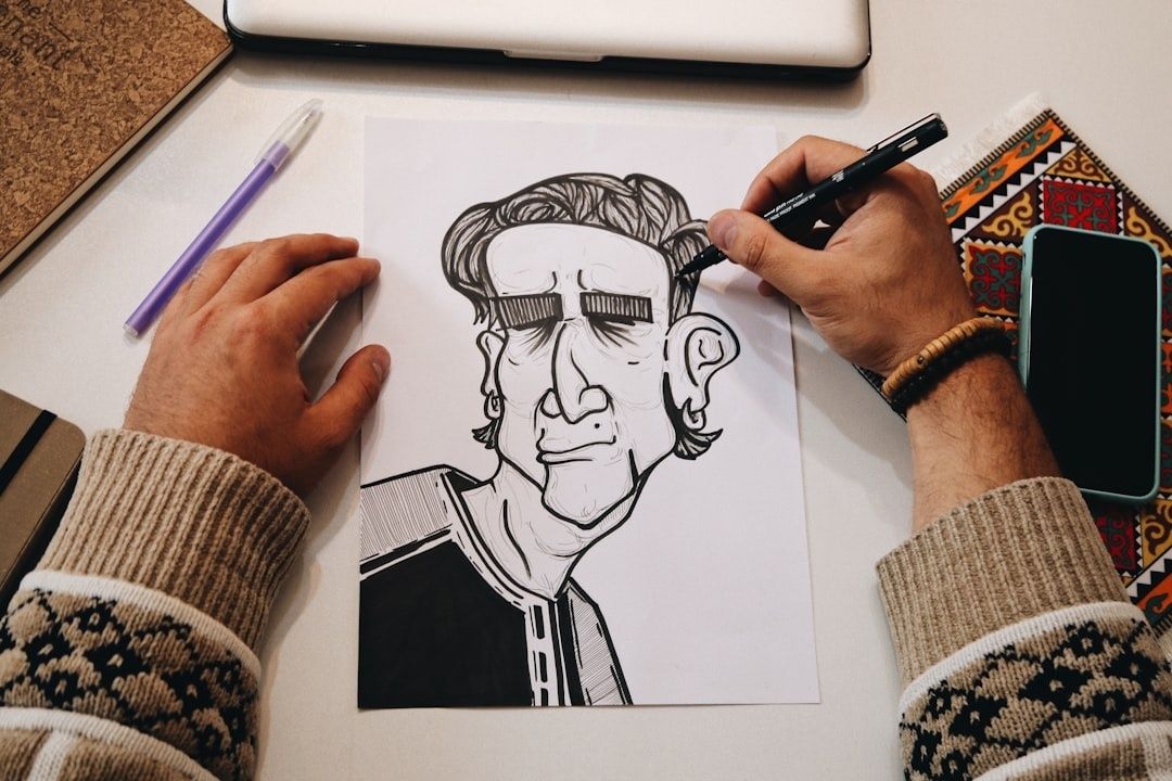 Artiste dessinant à l’encre un personnage de bande dessinée sur papier